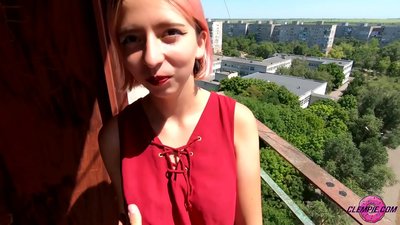 سٹوڈنٹ سینسیول ایک اجنبی کو آؤٹ بیک میں چوس رہا ہے - اس کے چہرے پر سہی۔